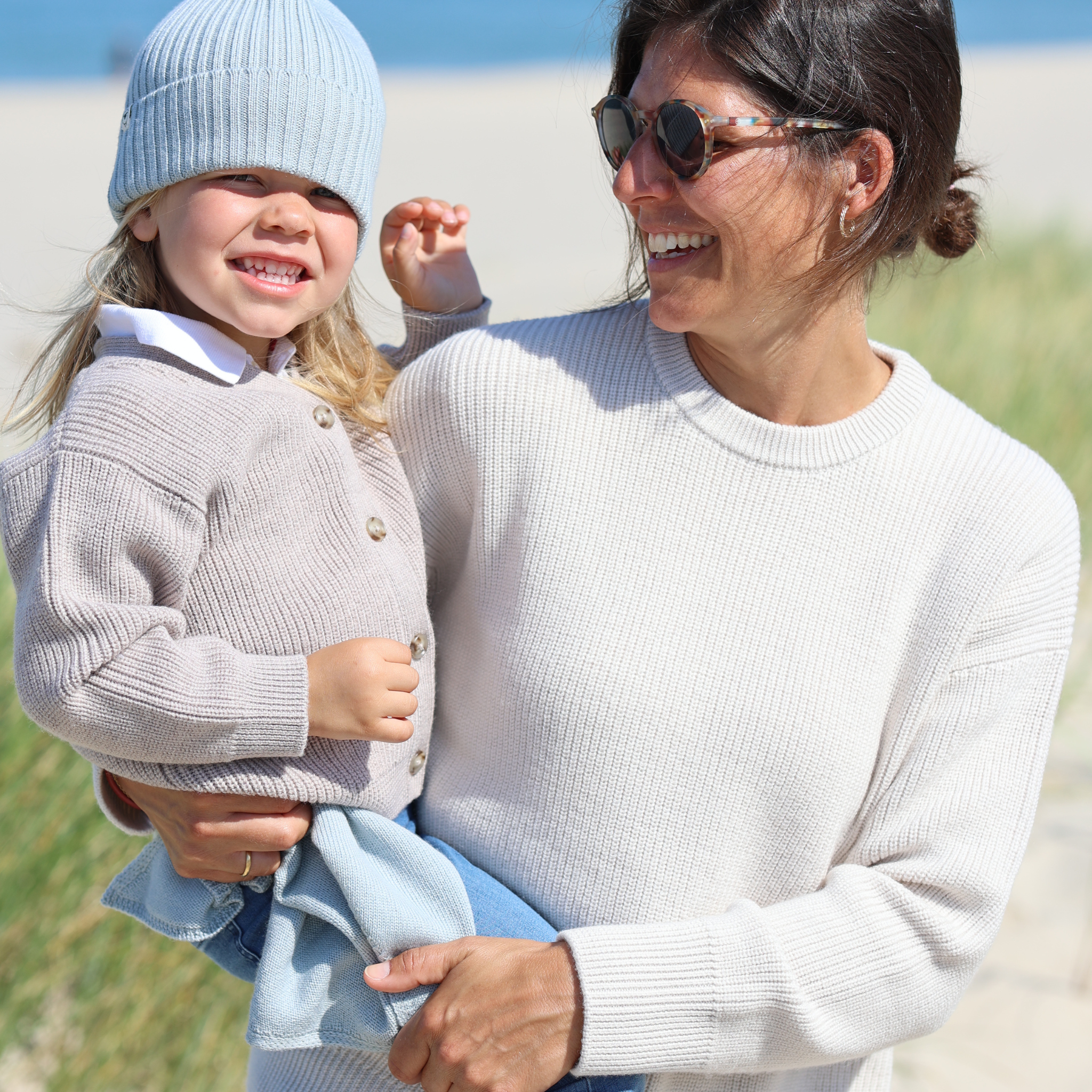 Geschenkset aus Damenpullover "Meike" und Kinderpullover "Paul" in creme