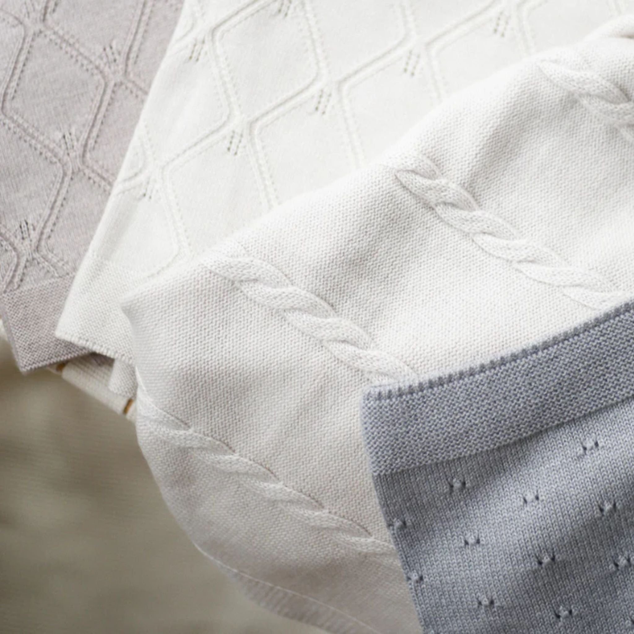 Kuscheldecke Svea mit Zopfmuster in creme