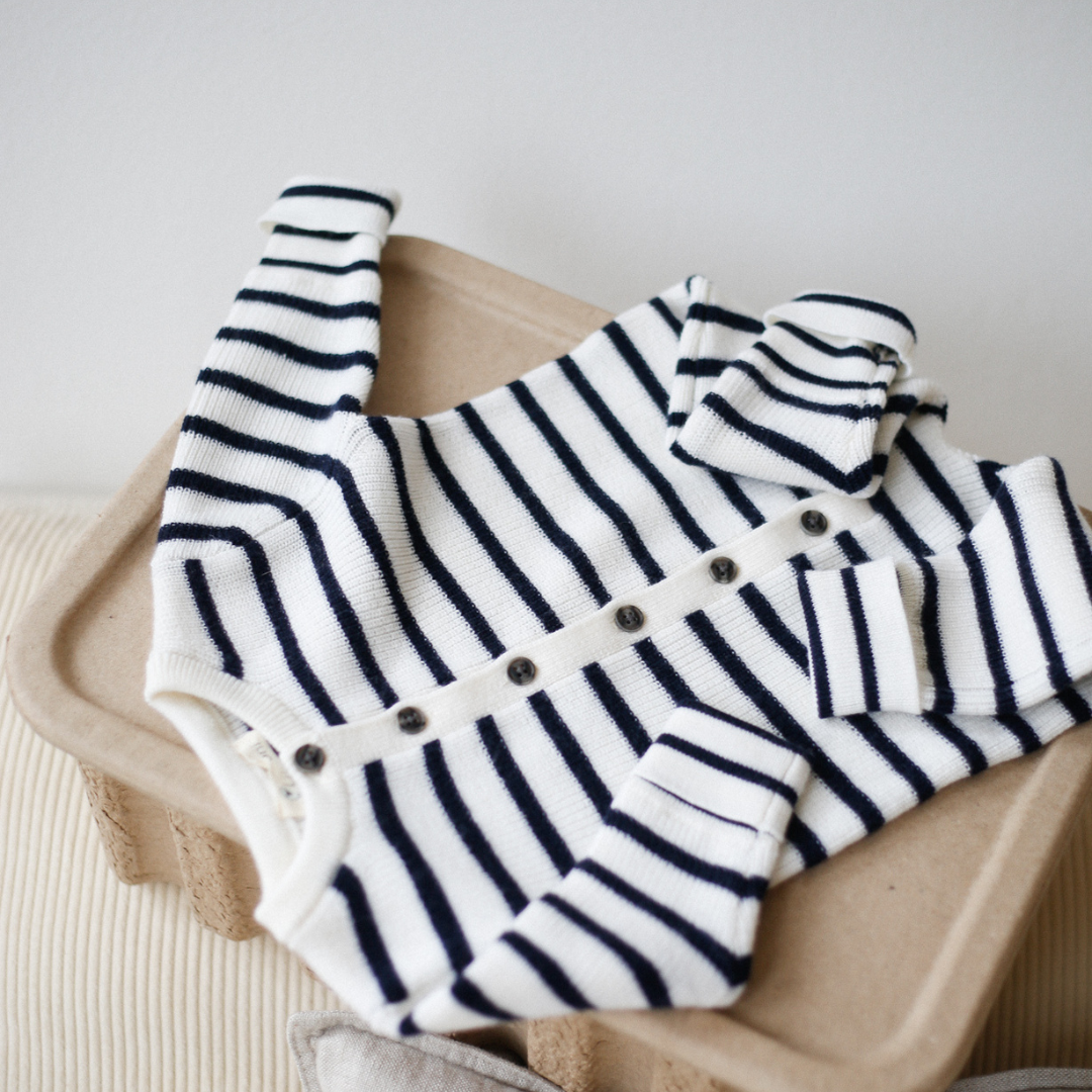Strampler "Thea" in offwhite marine gestreift