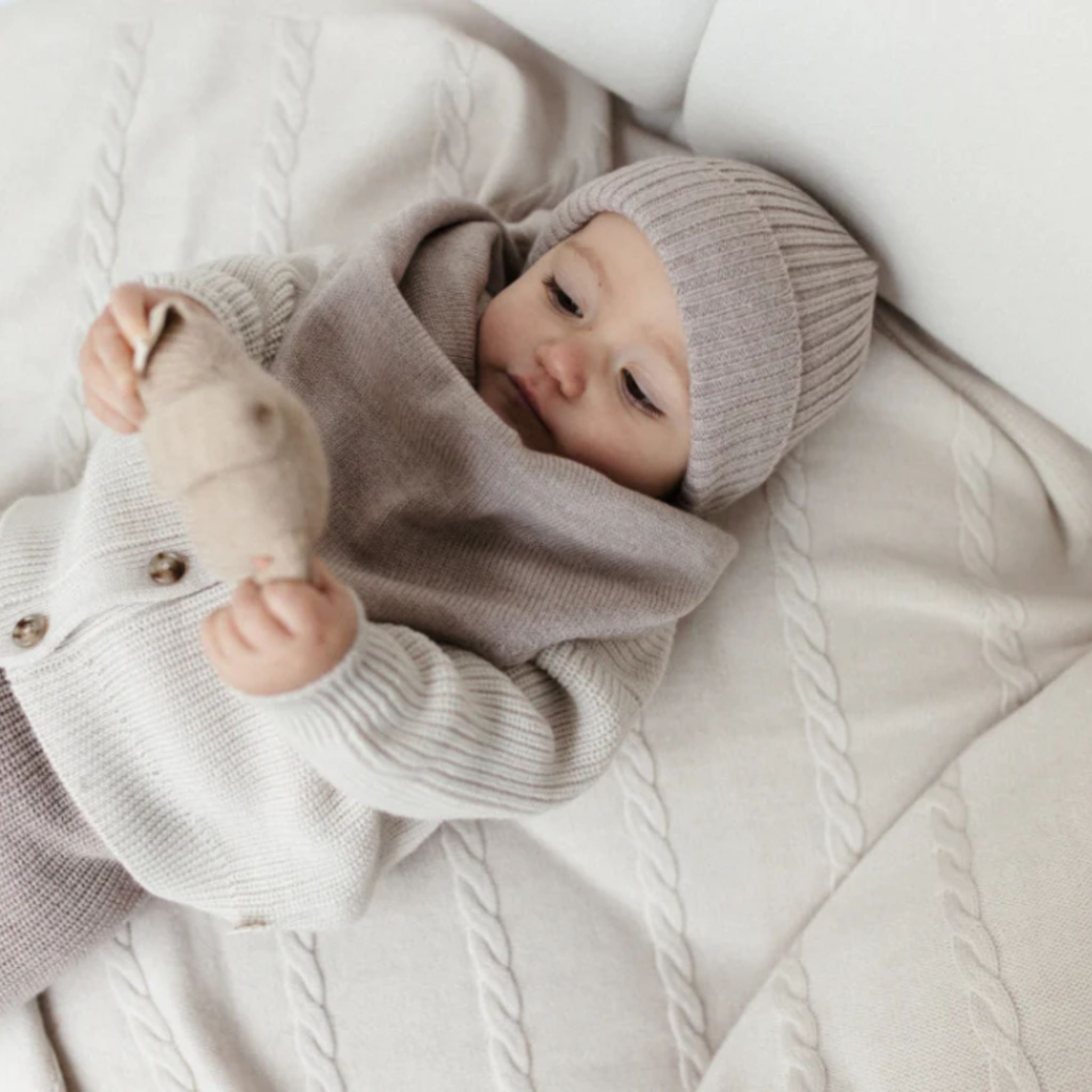 Kuscheldecke Svea mit Zopfmuster in creme