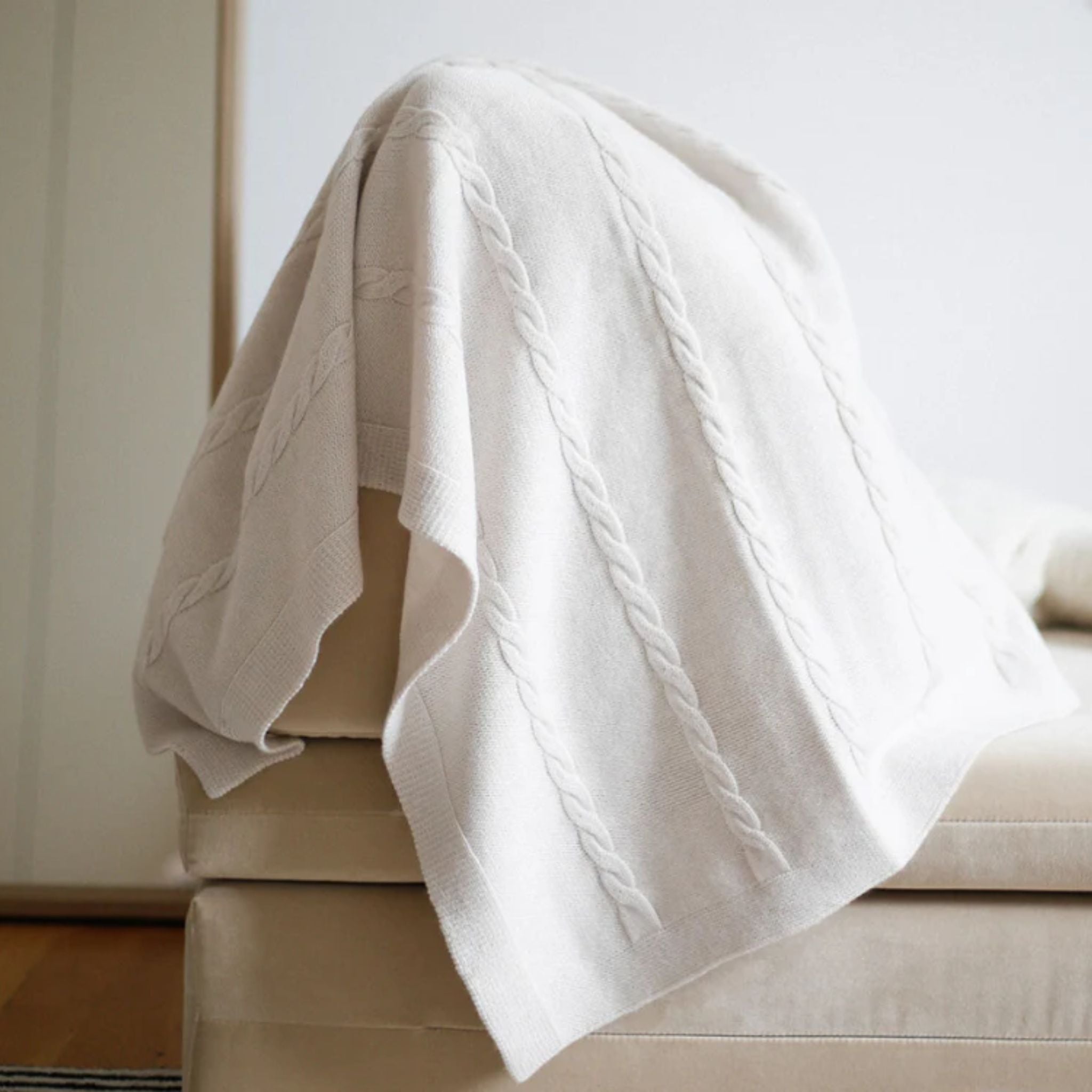 Kuscheldecke Svea mit Zopfmuster in creme