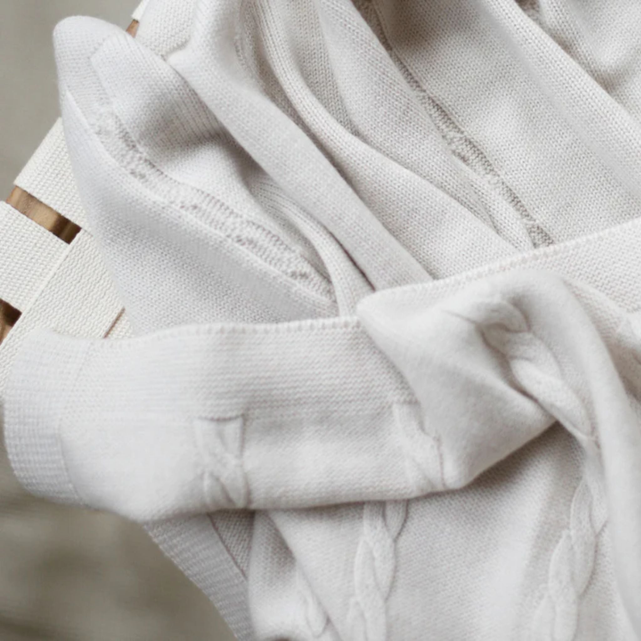Kuscheldecke Svea mit Zopfmuster in creme